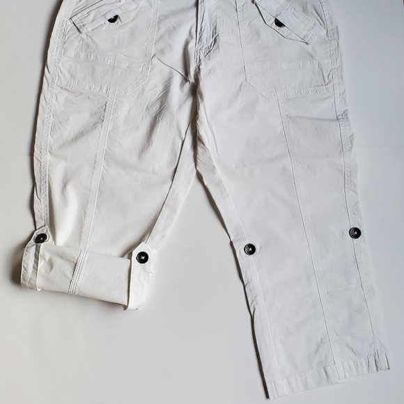 2/$30 Women's White Capri Shorts Belted Many Pockets Cotton Summer Beachy NWOT - Picture 1 of 8